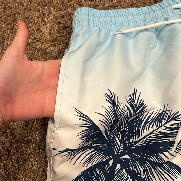 !NEVER WORN! Men’s swim trucks Large - Picture 6 of 7